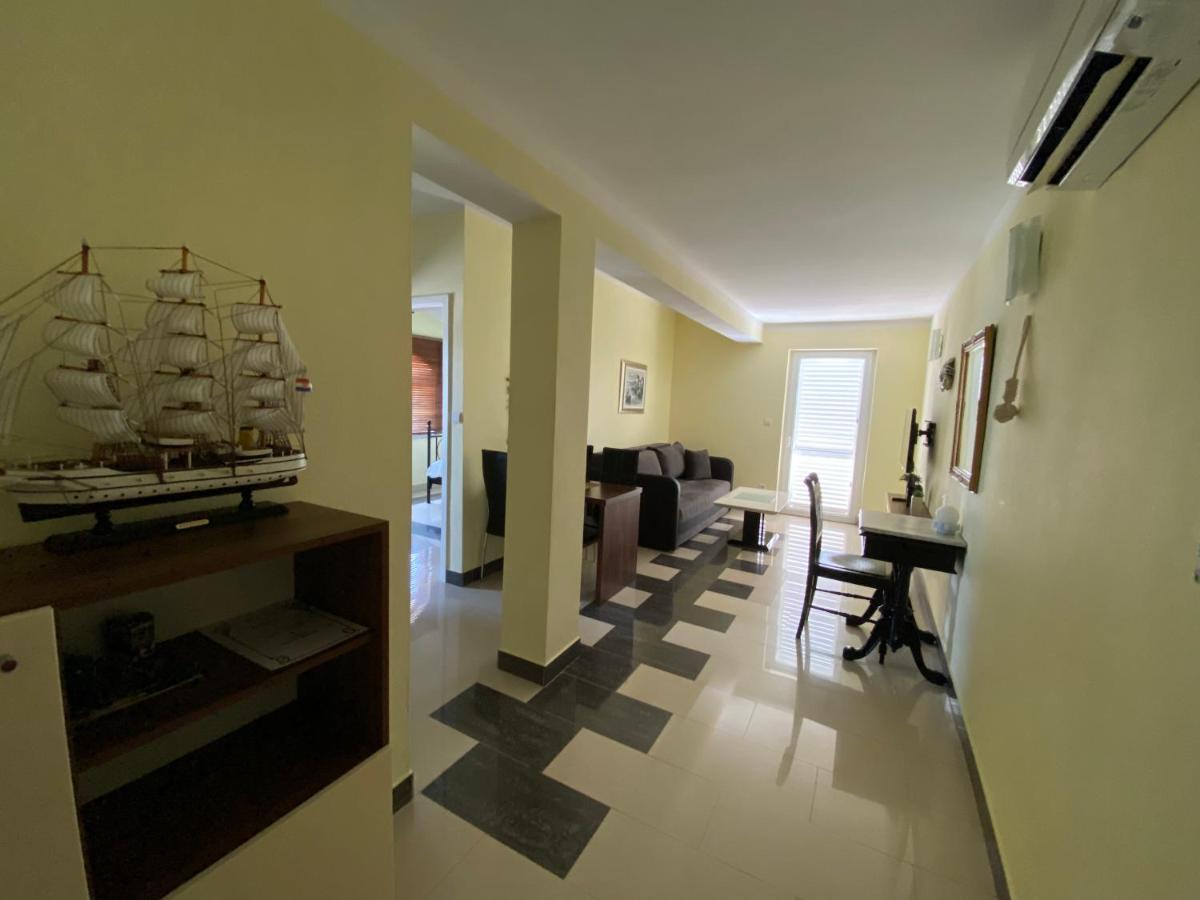 Apartments Villa Lora Kraj  Extérieur photo