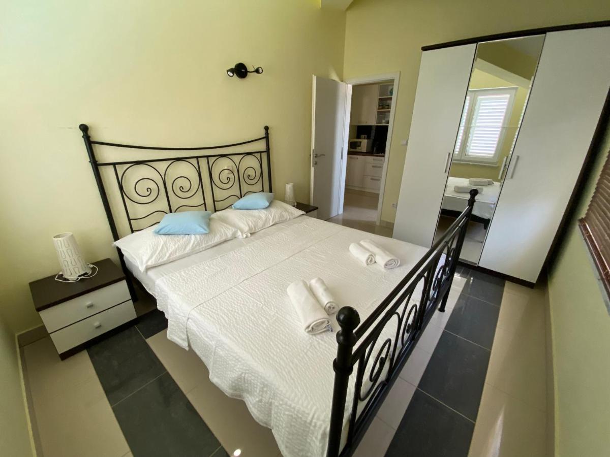 Apartments Villa Lora Kraj  Extérieur photo